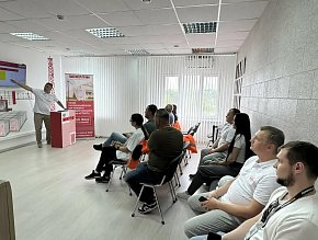 Из магазина – на производство: прокачиваем знания специалистов «Лемана ПРО» на предприятии ДСК «ГРАС-Саратов».